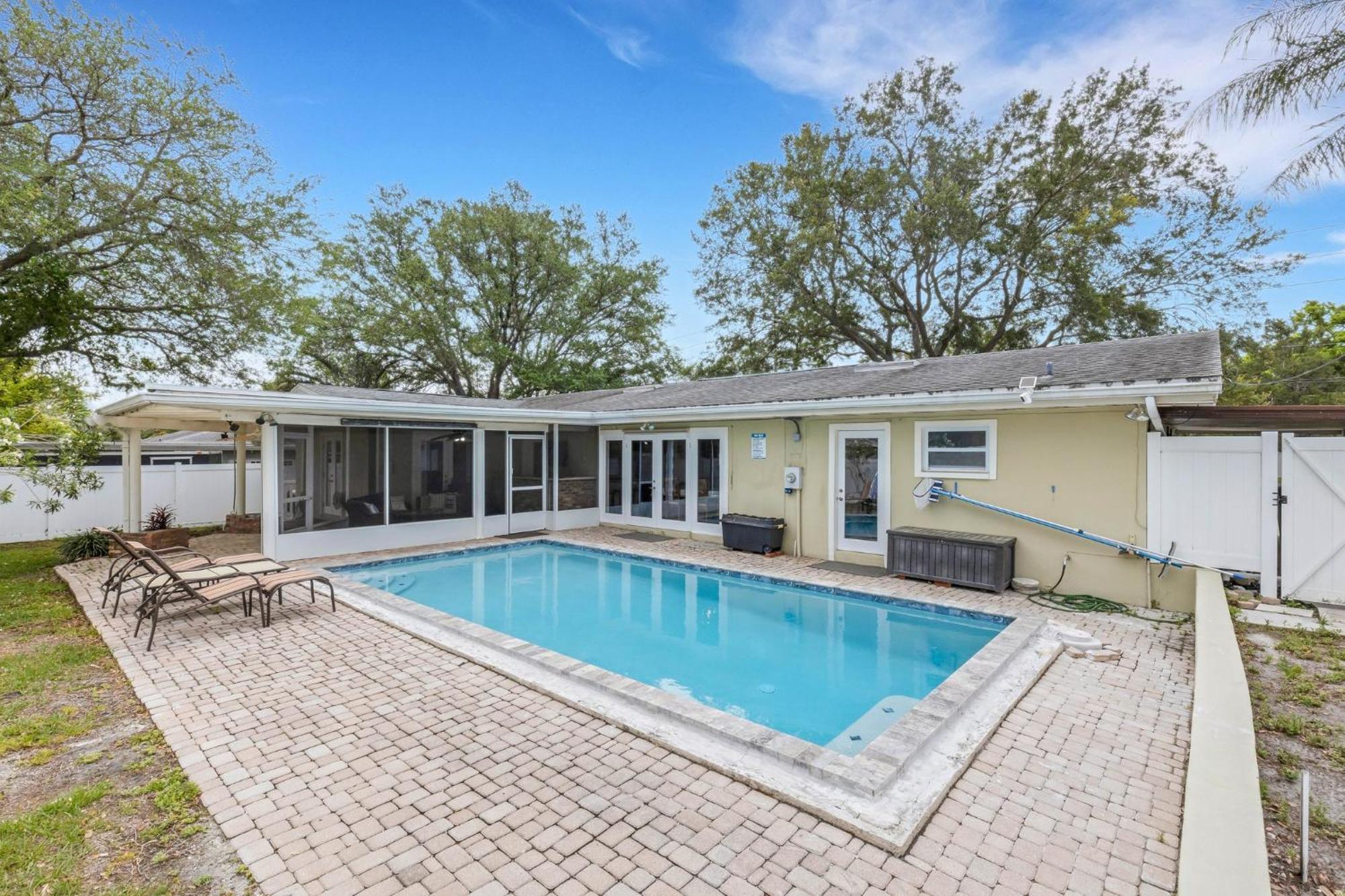 Sandy Retreat Pool Home - Vacation Rental Clearwater Exterior photo